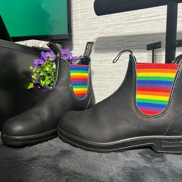 Blundstone Shoes - Blundstone Black Boots with Rainbow Stripes 7.5cnd 4.5uk